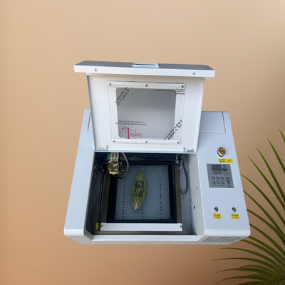 Лазерная режущая и гравирующая машина CNC с лазерной трубкой CO2 для акрилового текстильного дерева